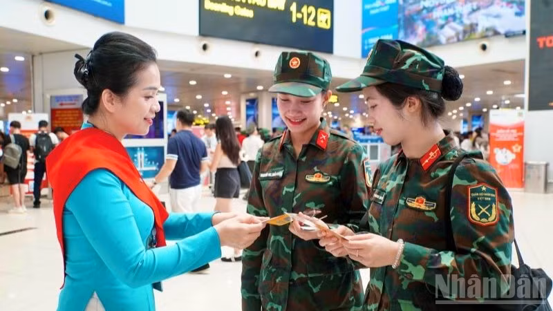 Chuyến bay VN9213 hành trình Hà Nội-Thành phố Hồ Chí Minh của Vietnam Airlines đã đưa hơn 360 chiến sĩ đã hoàn thành nhiệm vụ quan trọng tại Đại lễ A80.