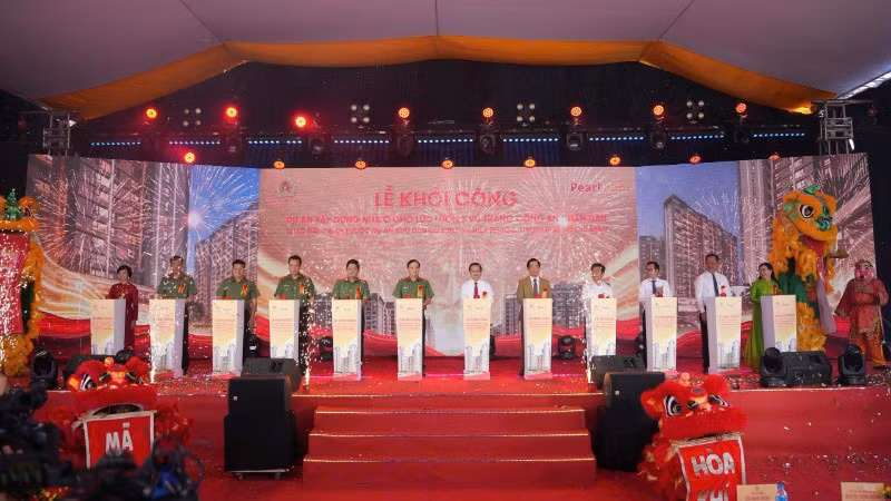 Các đại biểu nhấn nút khởi công dự án. 