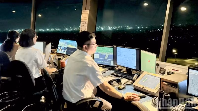 Kíp trực kiểm soát không lưu ban đêm tại Cảng hàng không quốc tế Tân Sơn Nhất (Thành phố Hồ Chí Minh).