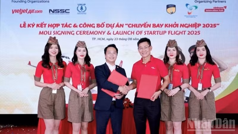 Lễ công bố sáng kiến “Chuyến bay Khởi nghiệp” diễn ra tại Thành phố Hồ Chí Minh vừa qua, có sự tham dự của đại diện Chính phủ, lãnh đạo thành phố và chuyên gia từ Viện Công nghệ Ấn Độ.