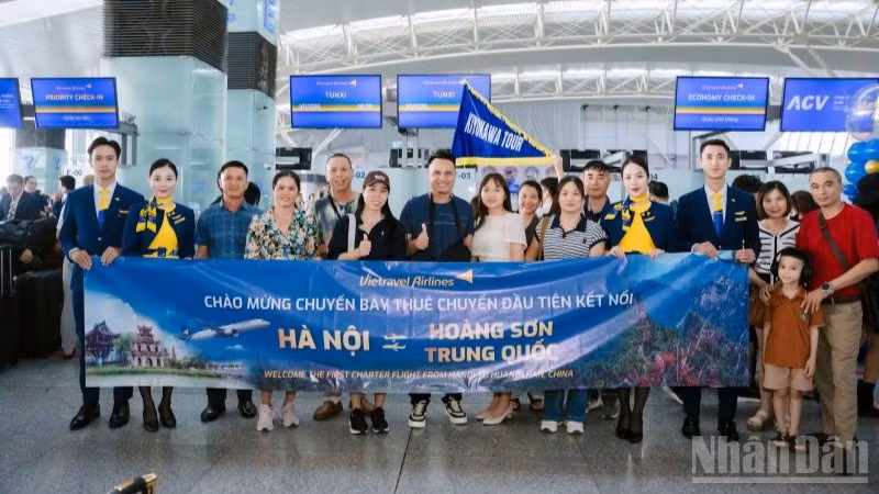 Vietravel Airlines vừa thực hiện thành công chuyến bay charter đầu tiên kết nối Hà Nội với Hoàng Sơn (Trung Quốc).