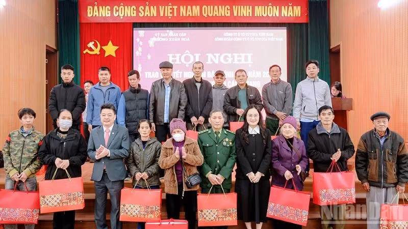 ndo_br_le-trao-tang-qua-tet-cho-cac-gia-dinh-co-nguoi-co-cong-voi-cach-mang-va-cac-gia-dinh-co-hoan-canh-dac-biet-4-688.jpg