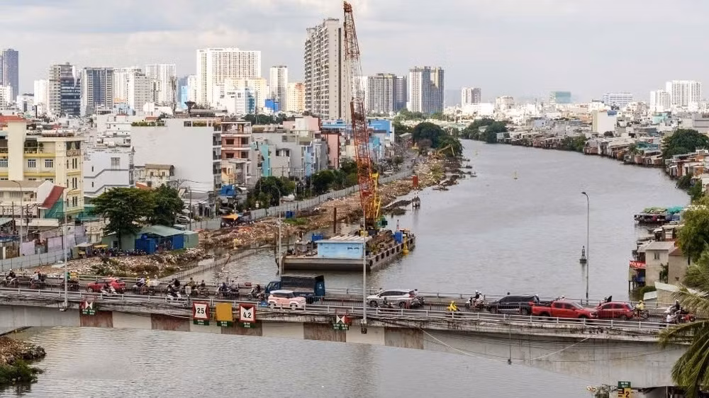 Thành phố Hồ Chí Minh đang triển khai nhiều dự án hạ tầng để hướng đến nâng cao chất lượng sống người dân. (Ảnh: QUANG QUÝ)