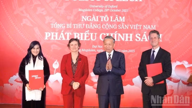 Tổng Bí thư Tô Lâm và Giáo sư Irene Tracey, Hiệu trưởng Đại học Oxford chứng kiến Phó Tổng giám đốc Vietjet Hồ Ngọc Yến Phương (ngoài cùng bên trái) và Giáo sư Myles Allen, Giám đốc Trung tâm Oxford Net Zero, ĐH Oxford (ngoài cùng bên phải) trao văn kiện công bố kết quả công trình nghiên cứu Net Zero Carbon.