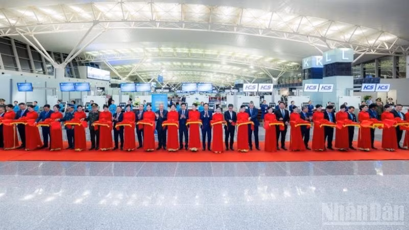 Các đại biểu cắt băng khánh thành, chính thức đưa vào khai thác Nhà ga T2 Nội Bài mở rộng.