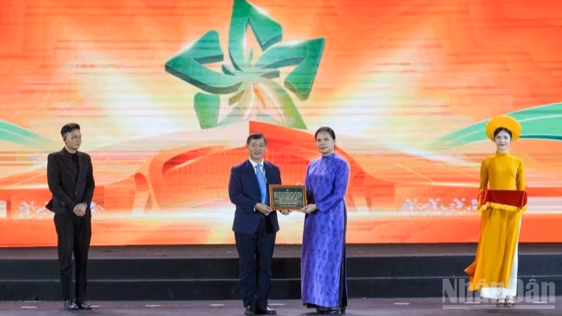 Ông Đào Mạnh Kiên, Ủy viên Ban Thường vụ Đảng ủy, Chủ tịch Công đoàn Vietnam Airlines, đại diện lãnh đạo Tổng công ty, trao biểu trưng ủng hộ 5,5 tỷ đồng tới Ủy ban Trung ương Mặt trận Tổ quốc Việt Nam.