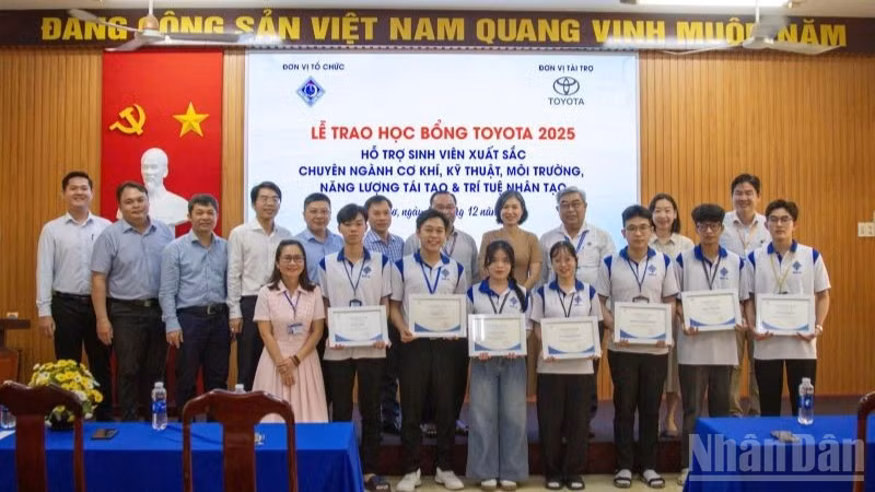 Công ty Ô-tô Toyota Việt Nam cùng các đại lý phối hợp với Bộ Giáo dục và Đào tạo triển khai và trao tặng Học bổng Toyota cho 123 sinh viên xuất sắc thuộc các chuyên ngành cơ khí, kỹ thuật, môi trường, trí tuệ nhân tạo của các trường đại học.