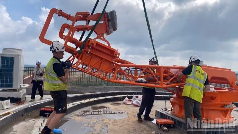 Đội ngũ kỹ sư, chuyên viên kỹ thuật của Trung tâm Kiểm soát không lưu Long Thành phối hợp chặt chẽ với các chuyên gia của nhà thầu EASAT triển khai lắp đặt trạm radar giám sát sơ/thứ cấp.