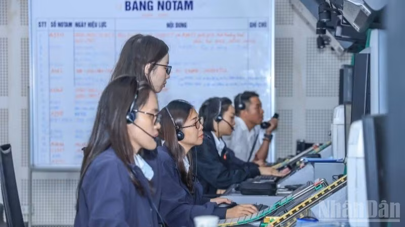 ndo_br_kip-truc-dieu-hanh-bay-tai-trung-tam-kiem-soat-duong-dai-ha-noi-1733.jpg