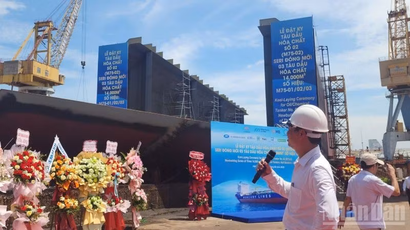 Đại diện lãnh đạo Công ty Đóng tàu Bạch Đằng chỉ đạo kỹ thuật tiến hành hạ tổng đoạn chuẩn, đặt ky đóng mới tàu dầu/hóa chất dung tích 14.000 m³.