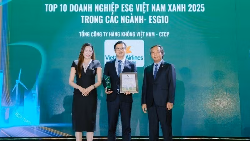 ong-le-trong-minh-pho-tong-bien-tap-bao-tai-chinh-dau-tu-phai-ong-do-dong-hung-truong-ban-truyen-thong-vietnam-airlines-giua-ba-tran-thi-ngoc-ha-giam-doc-vietresearch-trai-chup-anh-luu-niem-2101-5085-5010.jpg