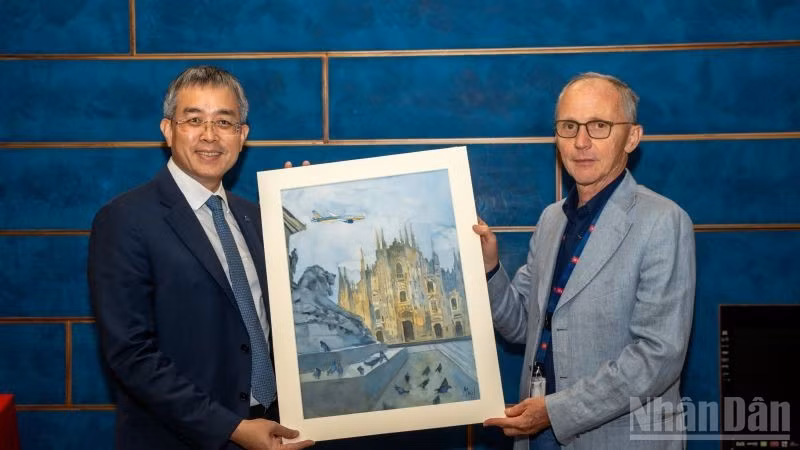 ndo_br_4-chu-tich-hdqt-vietnam-airlines-dang-ngoc-hoa-nhan-qua-luu-niem-tu-doi-tac-italy-nhan-su-kien-khai-truong-duong-bay-thang-ha-noi-milan-8395.jpg