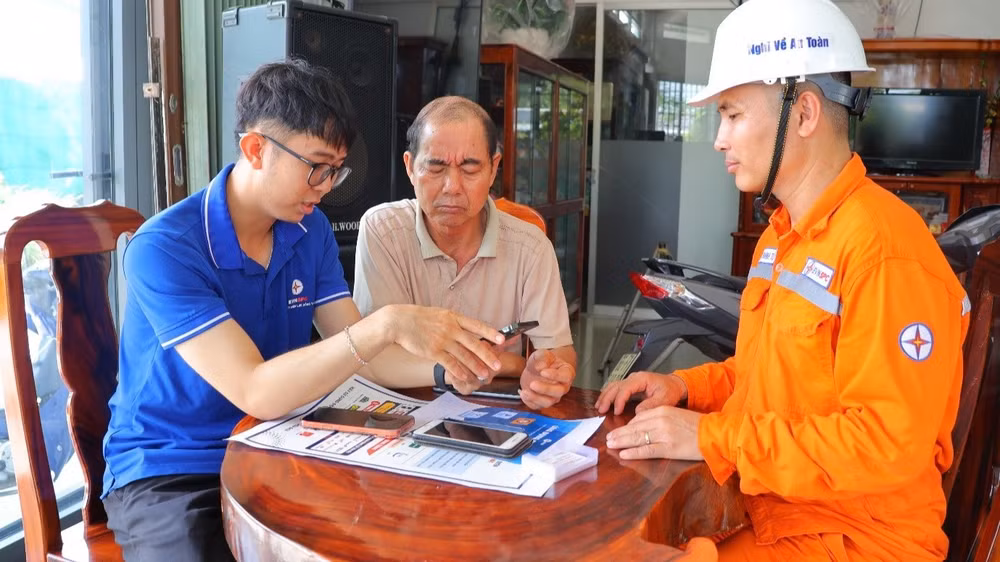 Công nhân ngành điện miền nam hướng dẫn các thủ tục về điện cho người dân. (Ảnh: EVNSPC)