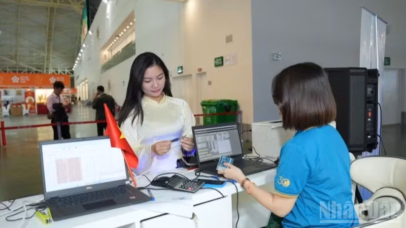 ndo_br_khach-hang-dang-ky-hoi-vien-lotusmiles-truc-tiep-tai-gian-hang-vietnam-airlines-9937.jpg