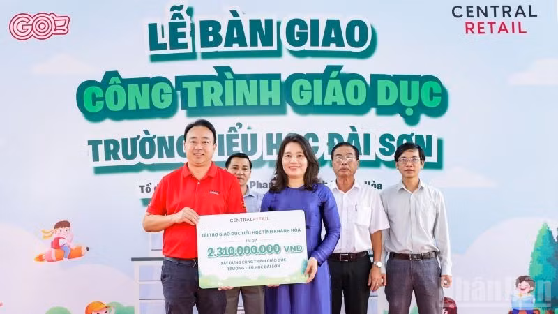 ndo_br_1-dai-dien-central-retail-viet-nam-trao-bang-tai-tro-tuong-trung-cho-nha-truong-7255.jpg