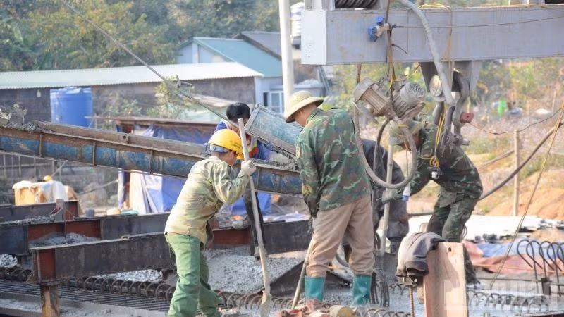 Cán bộ, công nhân Công ty Công ty cổ phần Đầu tư và xây dựng giao thông Phương Thành triển khai đúc dầm cầu Khuổi Quận bắc qua sông Cầu.