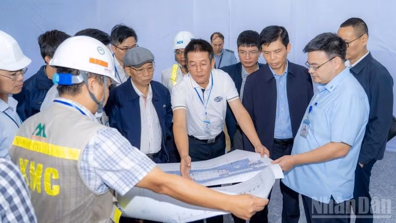 Thứ trưởng Xây dựng Lê Anh Tuấn (thứ 3 từ phải sang) dẫn đầu đoàn công tác của Bộ đi thị sát tiến độ triển khai dự án mở rộng nhà ga hành khách T2, Cảng Hàng không quốc tế Nội Bài.