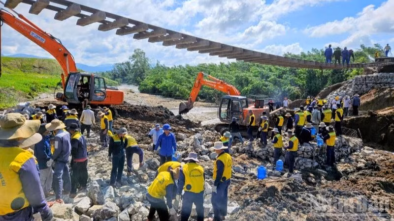 Tuyến đường sắt Hà Nội-Thành phố Hồ Chí Minh tại Km1136+850 thuộc khu gian Phước Lãnh-Vân Canh (tỉnh Đắk Lắk) bị sạt lở nghiêm trọng, trôi nền đường sắt dài khoảng 100m, độ sâu trung bình khoảng 9m, khiến tuyến đường sắt bắc-nam bị tê liệt hoạt động trong 4 ngày.