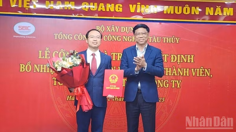 Thay mặt lãnh đạo Bộ Xây dựng, Thứ trưởng Nguyễn Xuân Sang trao quyết định bổ nhiệm ông Trần Mạnh Hà, Quyền Tổng Giám đốc SBIC giữ chức vụ Thành viên Hội đồng thành viên, Tổng Giám đốc SBIC.