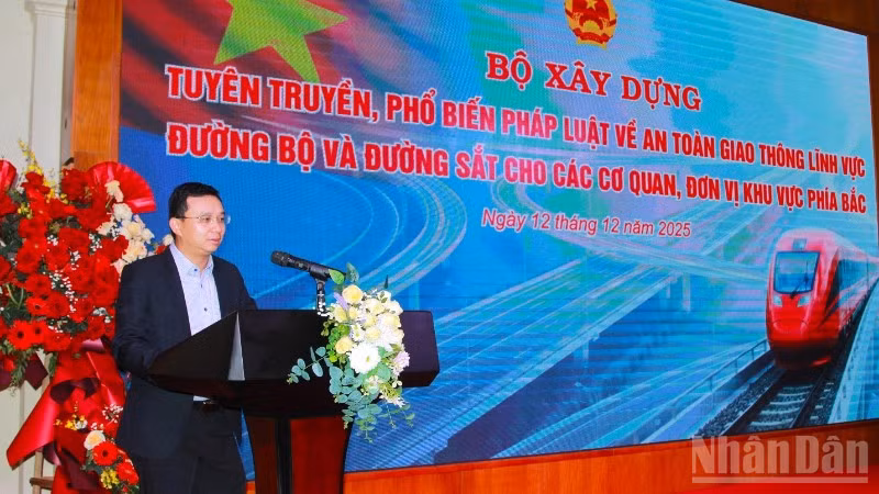 Ông Nguyễn Tuấn Ngọc Tú, Phó Vụ trưởng Vận tải và An toàn giao thông (Bộ Xây dựng) phát biểu ý kiến tại hội nghị.
