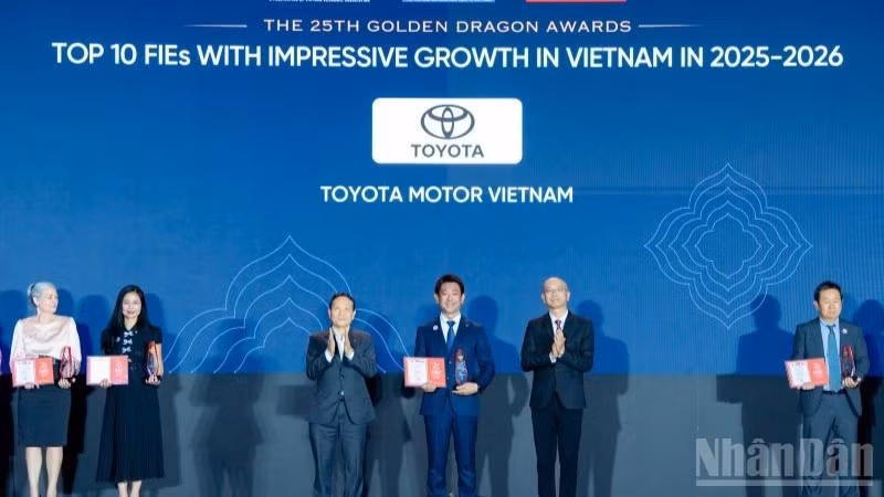 Công ty ô-tô Toyota Việt Nam nhận Giải thưởng Rồng vàng.