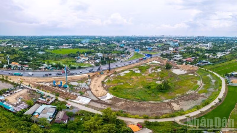 Một nút giao trên tuyến cao tốc Thành phố Hồ Chí Minh-Trung Lương-Mỹ Thuận.