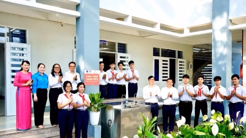 Đại diện Công ty EPS, Đoàn Phường Phú Mỹ và nhà trường bàn giao công trình thanh niên “Nước sạch cho em”.