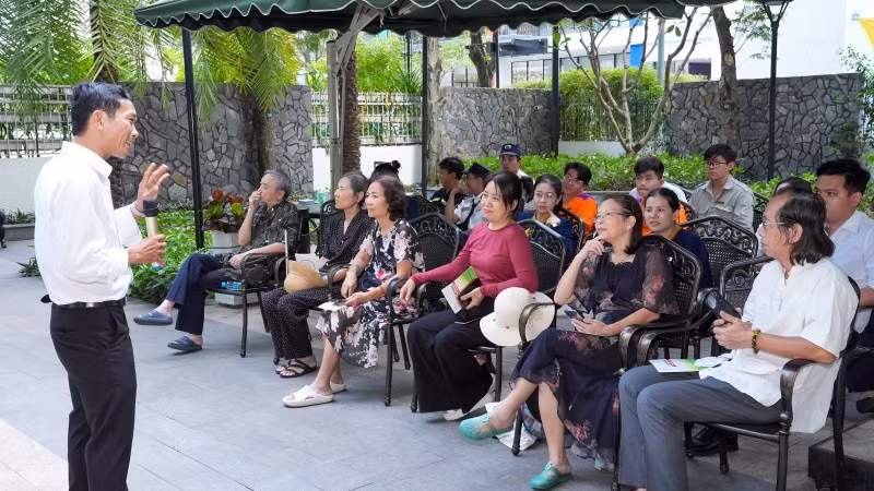 Cán bộ công ty Điện lực Sài Gòn tuyên truyền về tiết kiệm điện đến các hộ dân trên địa bàn phường Sài Gòn. (Ảnh: THANH THIỆN)