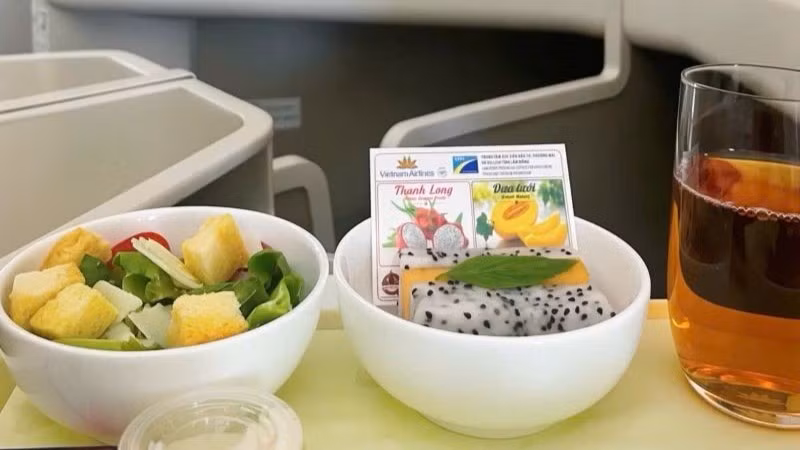 Thanh long Phú Hội và dưa lưới được phục vụ tới hành khách hạng Thương gia trên các chuyến bay nội địa và quốc tế từ ngày 23-31/8/2026. (Ảnh: TRUNG PHONG)