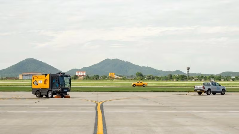 xe-quet-hut-thu-gom-vat-ngoai-lai-fod-dam-bao-ve-sinh-san-duong-hoat-dong-lien-tuc-tai-cac-khu-vuc-san-do-tau-bay-1.jpg