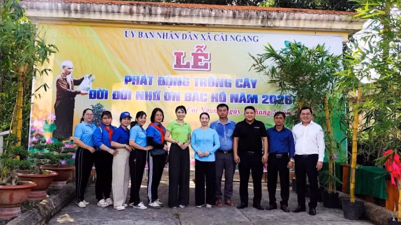 Đại diện các đơn vị, địa phương tham gia chương trình phát động trồng cây đời đời nhớ ơn Bác Hồ. 