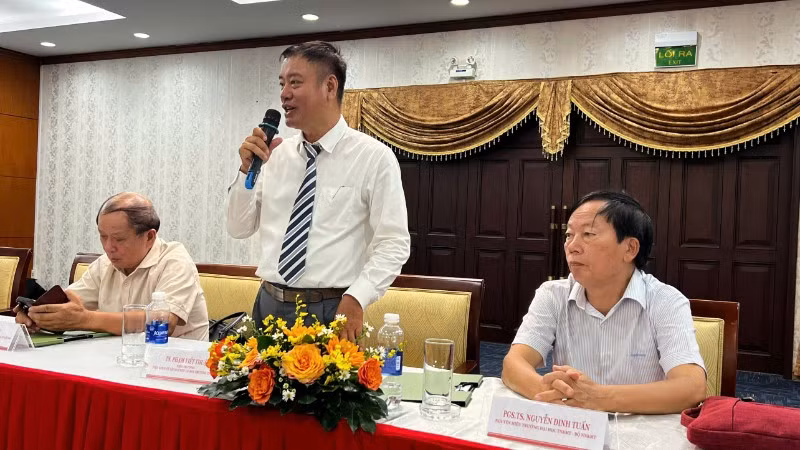 Các đại biểu chủ tọa trao đổi ý kiến với các đại biểu dự tọa đàm.