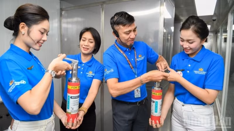 Các thí sinh trực tiếp tìm hiểu quy trình đào tạo, tiêu chuẩn nghề nghiệp và công việc của tiếp viên Vietnam Airlines. (Ảnh: TRUNG PHONG)