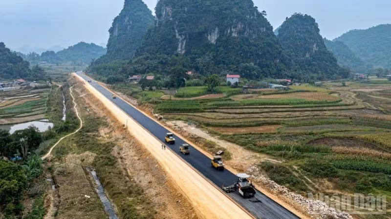 Dự án đường cao tốc Đồng Đăng-Trà Lĩnh đã cơ bản hoàn thiện nền, mặt đường quy mô 2 làn xe; công trường đang tổ chức thi công mở rộng nền, mặt đường theo quy mô hoàn thiện 22m, 4 làn xe chạy và 2 làn dừng khẩn cấp có châm chước. (Ảnh: TRANG LIÊN)