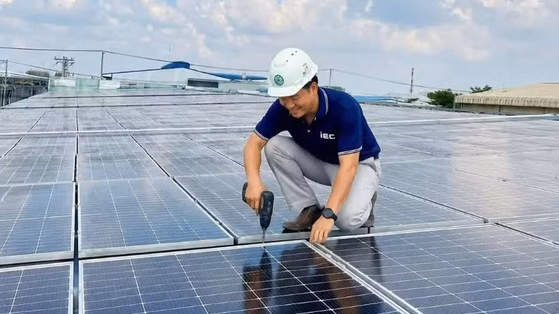 Lắp đặt điện mặt trời tại một doanh nghiệp. (Ảnh: Lê Anh)