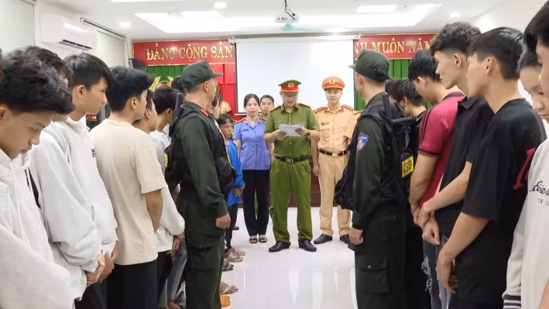 Cơ quan Cảnh sát điều tra Công an Thành phố Hồ Chí Minh thực hiện tống đạt các Quyết định và Lệnh. (Ảnh: Công an Thành phố Hồ Chí Minh)