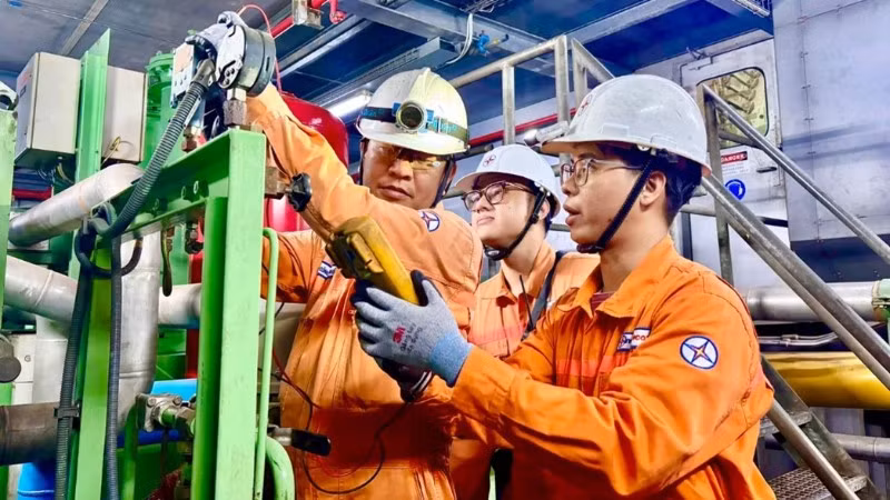 Người lao động EVNGENCO3 thực hiện kiểm tra, sửa chữa thiết bị nhằm bảo đảm các tổ máy vận hành an toàn, liên tục trong mùa khô.