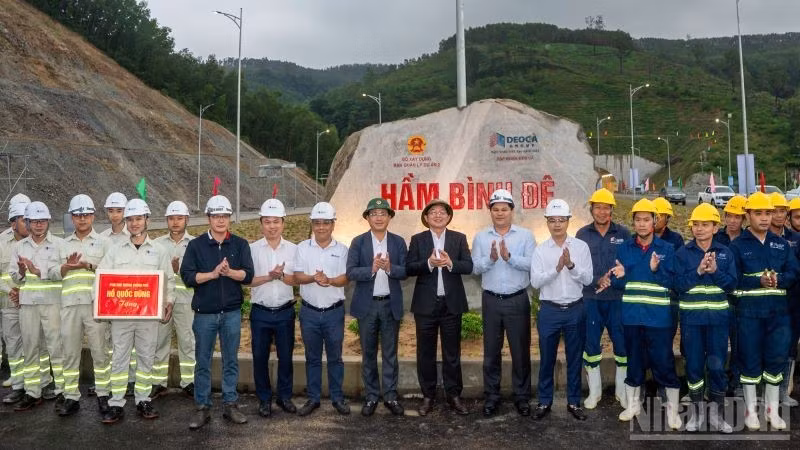 Phó Thủ tướng Hồ Quốc Dũng đến thăm, kiểm tra và động viên cán bộ, kỹ sư, người lao động đang thi công dự án đường cao tốc Quảng Ngãi-Hoài Nhơn.