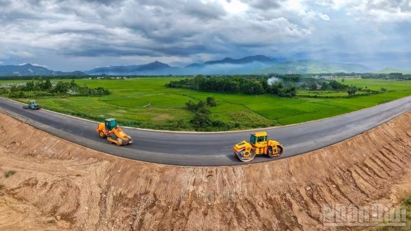 Thời điểm này, trên toàn tuyến dự án đường cao tốc Quảng Ngãi-Hoài Nhơn dài 88km, các hạng mục đã cơ bản hoàn tất, sẵn sàng thông tuyến vào ngày mai 19/12.