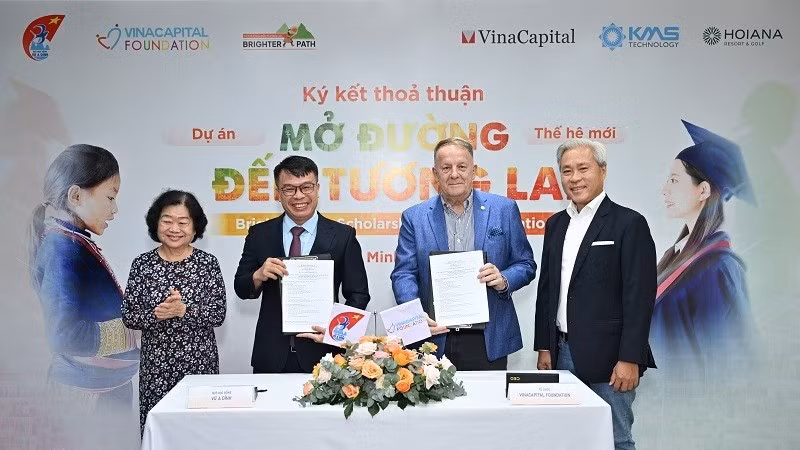 Đại diện các đơn vị ký kết hỗ trợ nữ sinh người dân tộc trong giai đoạn mới.