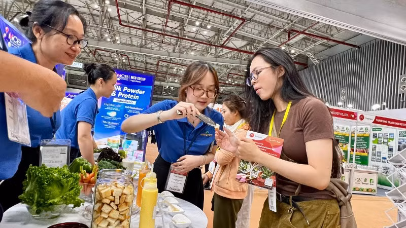 Khách tham quan sử dụng thử các mẫu thực phẩm, đồ uống tại ngày khai mạc.