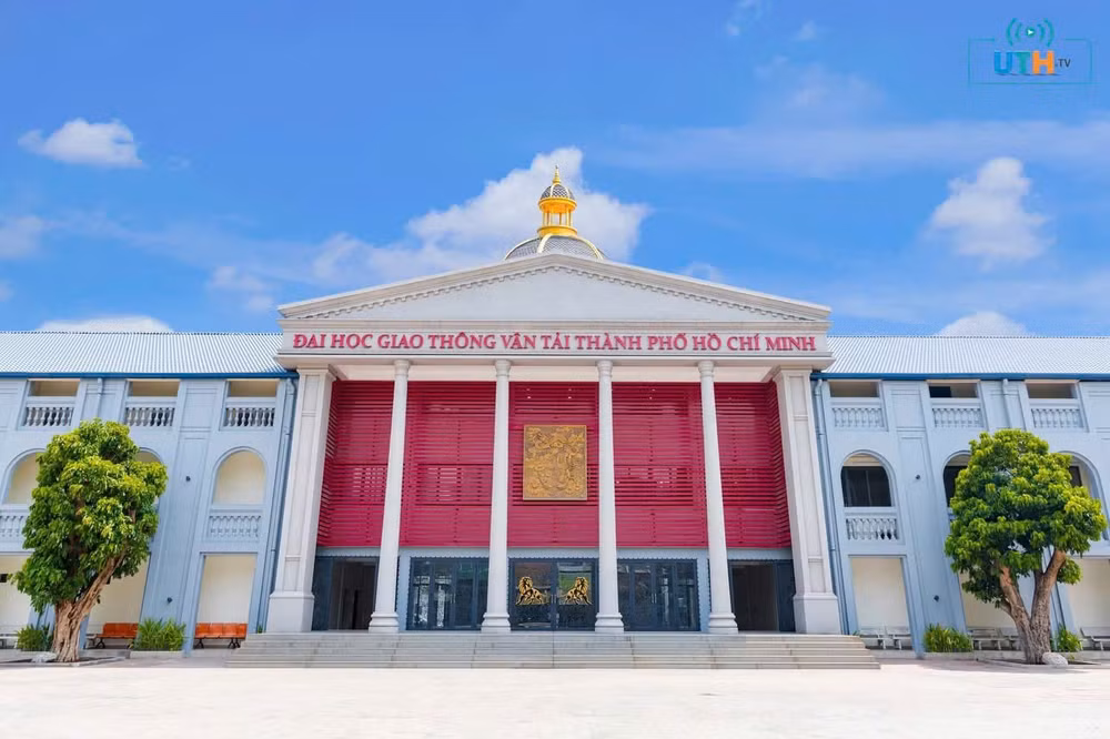 Trường đại học Giao thông vận tải Thành phố Hồ Chí Minh tổ chức Đêm hội tụ với chủ đề "Sông về biển lớn" nhân Ngày Thuyền viên thế giới (25/6).
