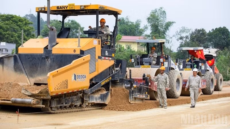 Lực lượng thi công hai tuyến cao tốc qua Cao Bằng và Lạng Sơn đang tận dụng tối đa điều kiện thời tiết, tranh thủ thi công hoàn thành dự án.
