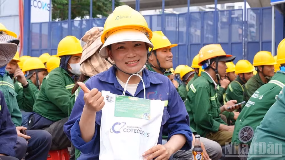 Niềm vui của công nhân tại các công trường khi tham dự Coteccons day 2026. 
