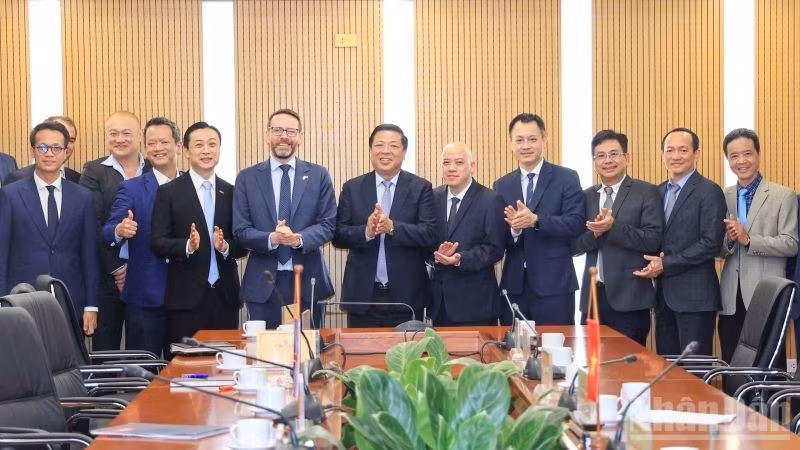 Bộ trưởng Xây dựng Trần Hồng Minh làm việc với Đại sứ Vương quốc Anh tại Việt Nam Iain Frew nhằm tăng cường hợp tác trong lĩnh vực đường sắt, hàng không giữa hai nước.