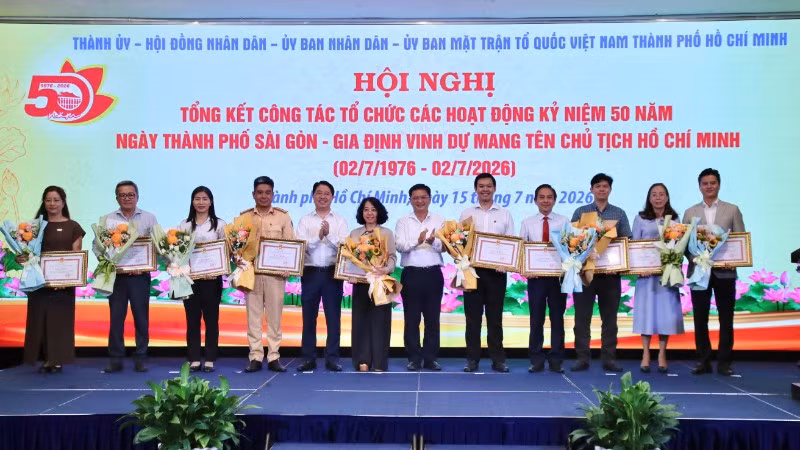 Các tập thể được khen thưởng trong chuỗi hoạt động kỷ niệm 50 năm Ngày Thành phố Sài Gòn-Gia Định vinh dự mang tên Chủ tịch Hồ Chí Minh.