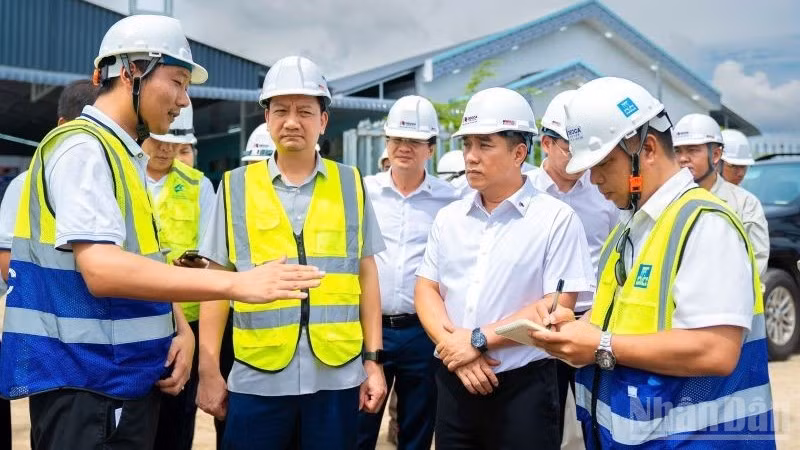 Đoàn công tác của Cục Đường bộ đi kiểm tra hiện trường dự án mở rộng đường cao tốc Thành phố Hồ Chí Minh-Trung Lương-Mỹ Thuận.