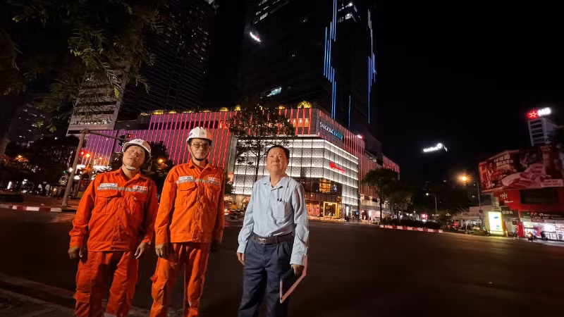 Nhân viên Công ty Điện lực Sài Gòn làm việc với đơn vị quản lý bảng quảng cáo ngoài trời. 