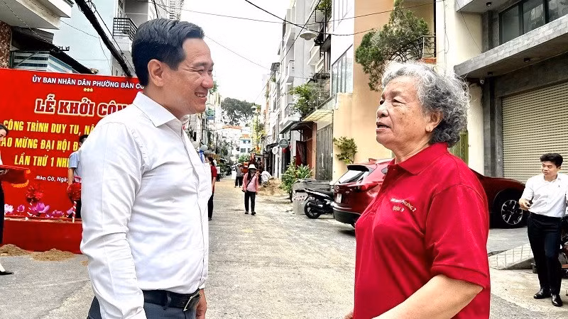 Ông Huỳnh Gia Giang, Chủ tịch Ủy ban nhân dân phường Bàn Cờ lắng nghe những chia sẻ của người dân về vấn đề mở rộng hẻm.
