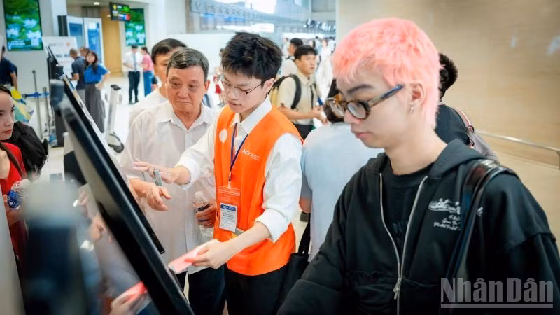 Thói quen làm thủ tục của hành khách qua Cảng Hàng không quốc tế Nội Bài đang chuyển biến rõ rệt, từ thủ tục truyền thống sang thủ tục tự động,